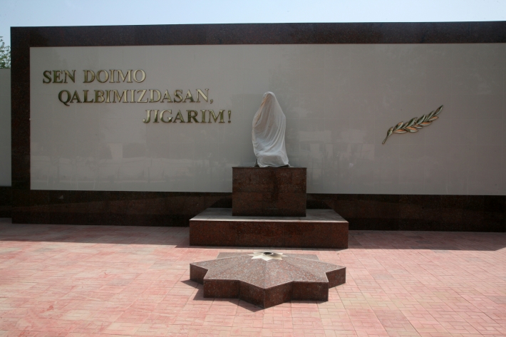 Памятник Скорбящей матери в Пскенте, 2015 год
