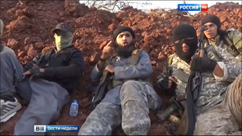 Абу Салох (в центре) в Сирии проводит свою агитацию для побуждения выезда на войну