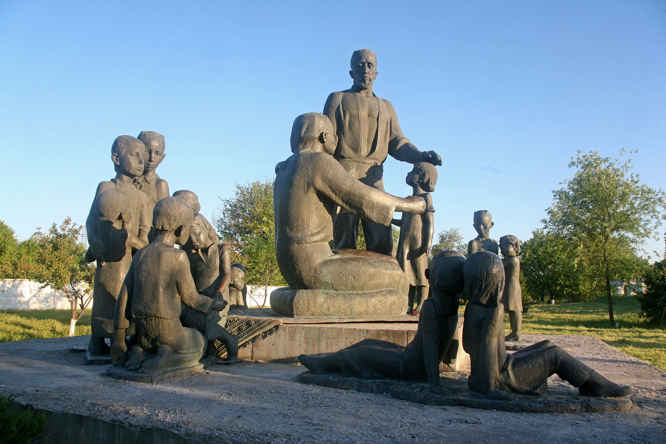 Памятники разных народов. Памятник Шамахмудову в Ташкенте. Памятник в Ташкенте кузнецу Шамахмудову. Шаахмед Шамахмудов памятник. Монумент дружбы народов Ташкент.