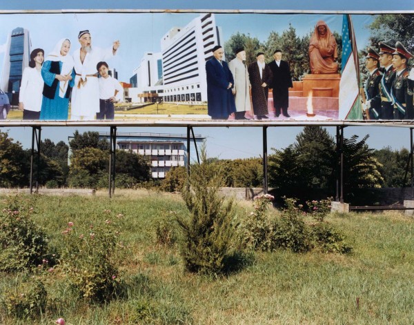 Плакат в центре Ташкента. 5 августа 2002 года