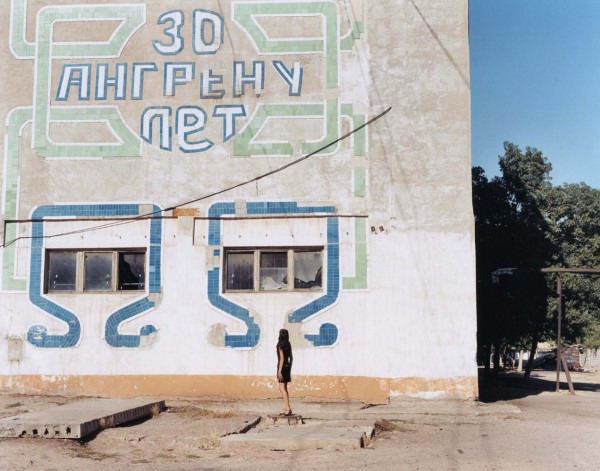 Светлана Демид перед надписью: «Ангрену 30 лет», в шахтерском городе Ангрен. Ей 21 год. Он бухгалтер. Ее мать приехала из Киргизии в 1985 году, а родители отца прибыли, чтобы строить Ангрен в 1950 году. Она не знает, уедет ли. 16 августа 2002 года