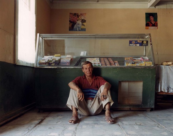 Николай Гиляев (или Гуляев – ред.) в продуктовом магазине Муйнака. Ему 50 лет. Он безработный и провел 23 года в турткульской тюрьме, в Каракалпакстане. Его отец похитил его мать и, чтобы избежать наказания, перевез ее из России в Муйнак в 1949 году. Он хочет уехать, но некуда. 22 августа 2002 года
