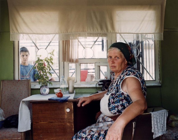 Дилбара Асановна в киоске у входа в паровозный музей Ташкента. Ей 60 лет. Она медсестра и работает в кассе музея паровозов в течение семи лет. Она была отправлена сюда со своими родителями из России Сталиным в 1954 году (Сталин умер в 1953-м – ред.). Она хочет уехать в Россию. 26 августа 2002 года