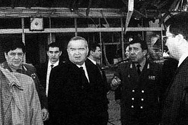 Рустам Иноятов (слева), Ислам Каримов и Закир Алматов (справа) на месте теракта в Ташкенте в 1999 году