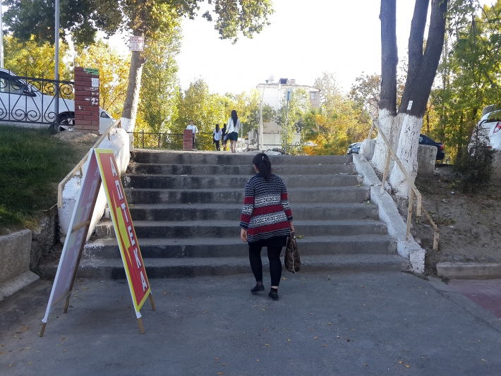 Лестница без пандуса в конце улочки-тупика на площади Актепа