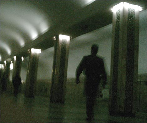 Тень милиционера в ташкентском метро. Фото ИА Фергана