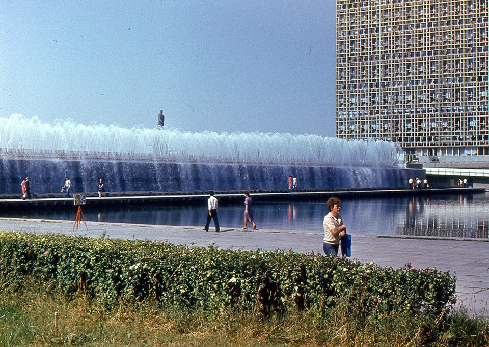 Комплекс фонтанов на площади Ленина в Ташкенте. 1979 г. Автор Ростислав П. Источник Pastvu.com
