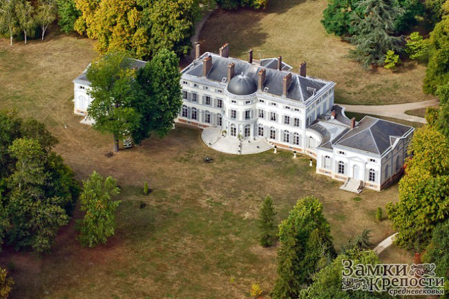 Замок Груссе. Фото с сайта allcastles.ru