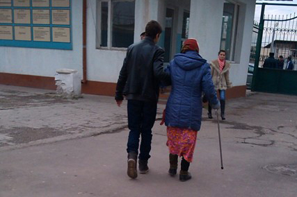 Перед воротами одного из отделов въезда, выезда и оформления гражданства г. Ташкента