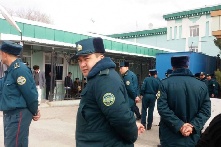 У здания Джизакского суда по уголовным делам, 22 марта, фото Сурата Икрамова
