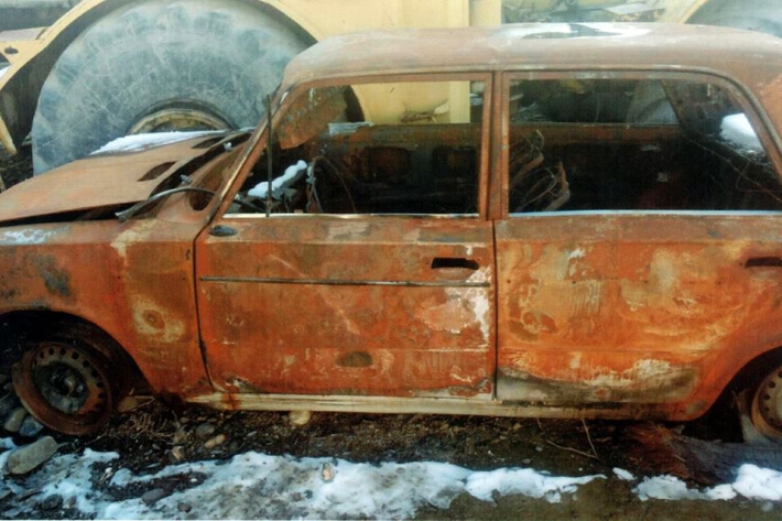 Сожженный эсэнбэшниками автомобиль Дильшода Алимова, в котороме ехали Арамаис Авакян и его друзья