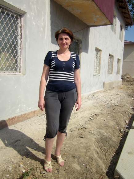 Елена Пелехатая возле своего дома