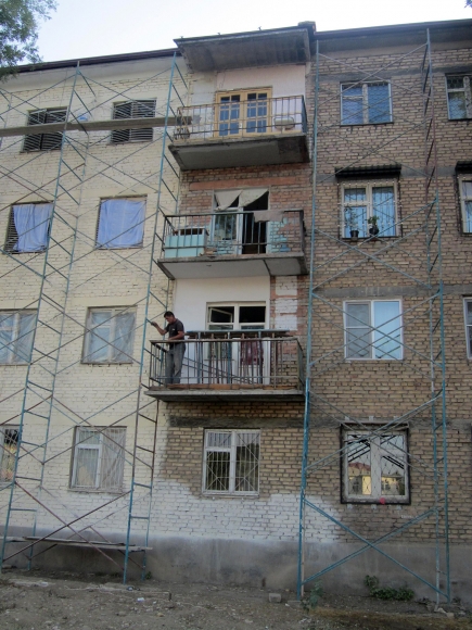 Дом №15. Здесь балконы не сносят, а благоустраивают