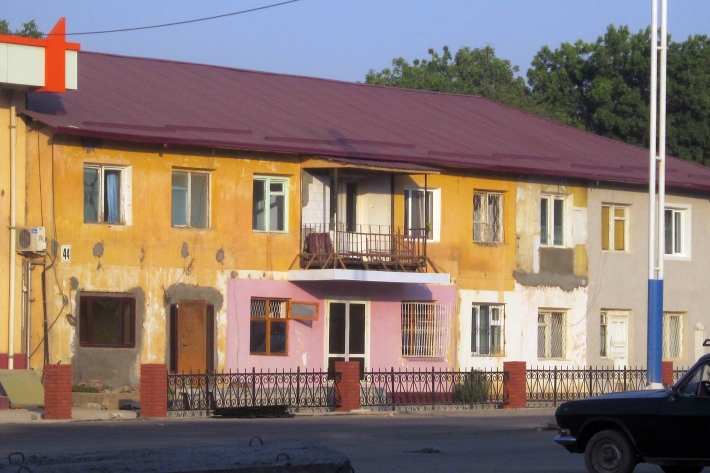 Так выглядит крыша с профнастилом со стороны дороги