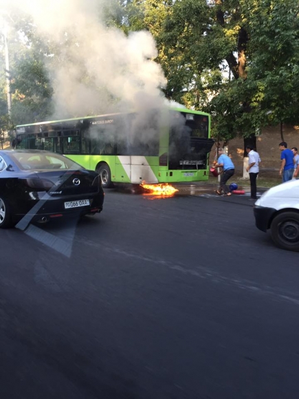Горящий автобус возле Южного вокзала в Ташкенте