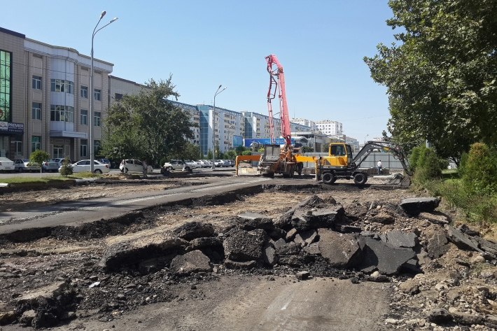 Техника сдирает асфальт с только что закрытого участка дороги на улице Афрасиаб (бывший проспект Космонавтов), 31 августа 2016 года