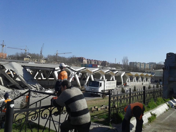 Снос продуктового павильона Алайского рынка, 29 февраля 2015 года. Фото из соцсетей