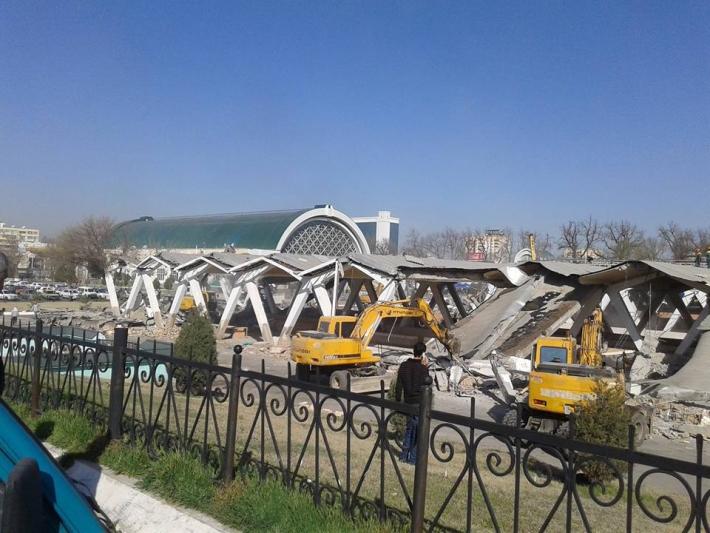 Снос продуктового павильона Алайского рынка, 29 февраля 2015 года. Фото из соцсетей