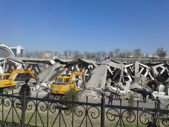 Снос продуктового павильона Алайского рынка, 29 февраля 2015 года. Фото из соцсетей