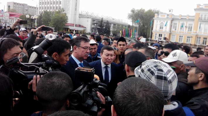 Митингующие в Уральске тебуют на площадь акима области