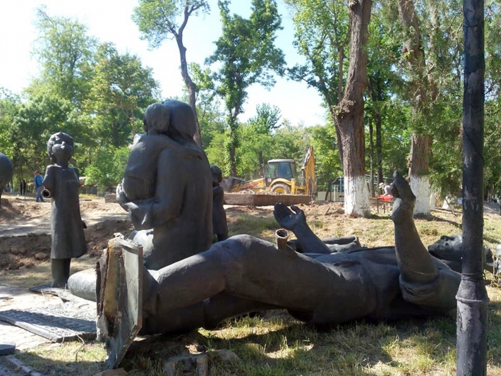 Памятник устанавливают в парке Бабура. Фото Гузаль Азаматовой