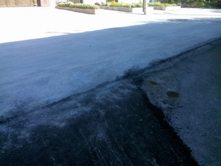 Новый асфальт присыпали пылью, чтобы выглядел как старый