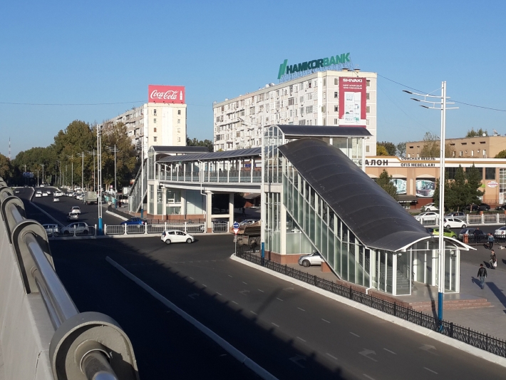 Второй надземный переход возле станции метро Новза