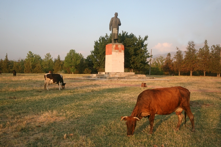 Памятник Юлдашу Ахунбабаеву в Ангрене, 2016