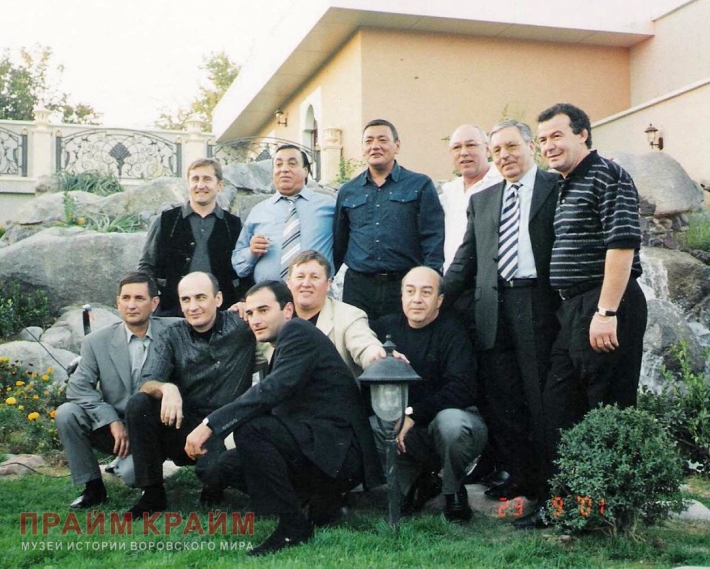 Владимир Тюрин (Тюрик), Аслан Усоян (Дед Хасан), Гафур Рахимов, Гусейн Гусейнов (Коля Гусейн), Эмиль Саркисян, Гия Дангадзе; внизу: Вахтанг Кардава (Вахо Сухумский), Алик Миналян (Алик Сочинский), Сергей Козубенко (Серега Омич), Артем Демуров (Артюша), 2001 год, Ташкент