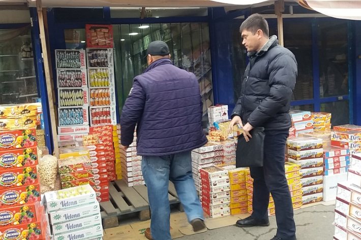 Представитель СЭС распоряжается изъятием некачественного товара