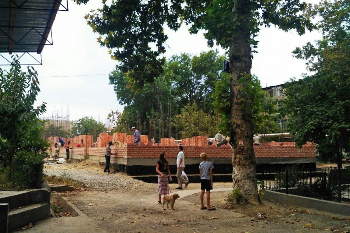 Дом 34 на 13-м квартале Юнусабада, во дворе которого началась незаконная стройка