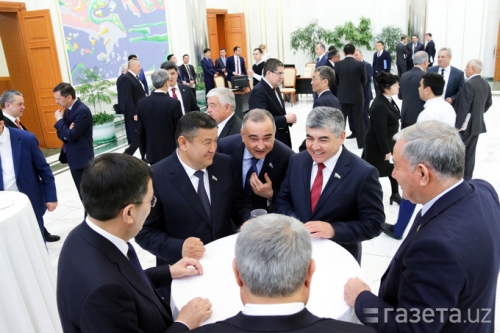 Хоким Ташкента Джахонгир Артыкходжаев (в центре) и другие. Фото с сайта Газета.uz