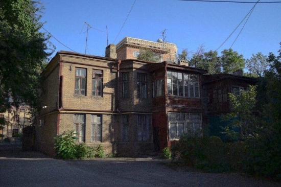 Фасад дома №45 по проспекту Амира Темура в Ташкенте. Фото из личного архива В.Заманова