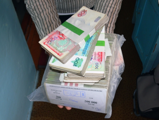 Пенсия за месяц - примерно 350 тысяч сумов (130 долларов). фото 2013 года