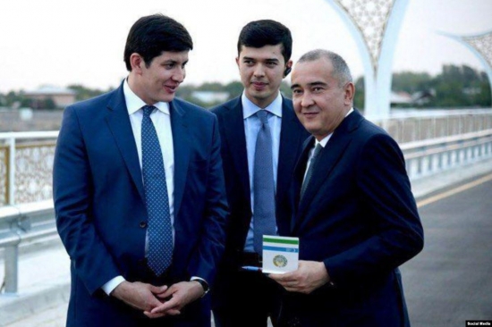 Отабек Умаров (слева)