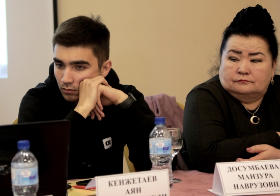 Аян Кенжетаев и его бабушка Манзура Досумбетова