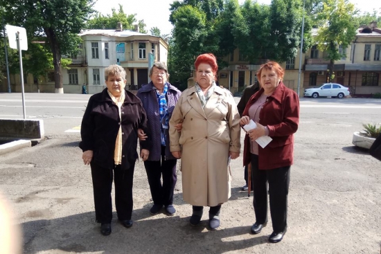 Жители дома получившие повестки перед своим домом