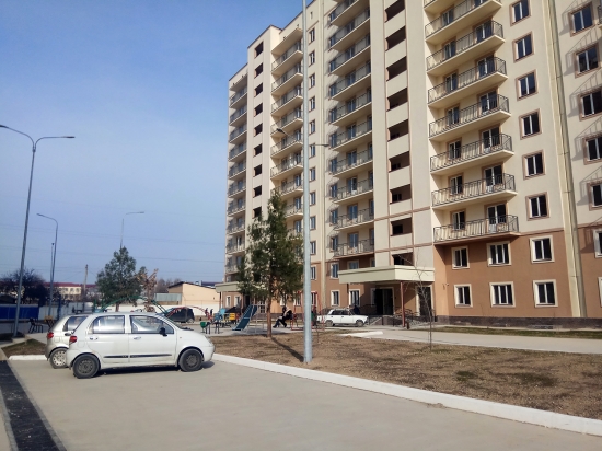 Новый дом. Стоянка для машин чрезвычайно мала