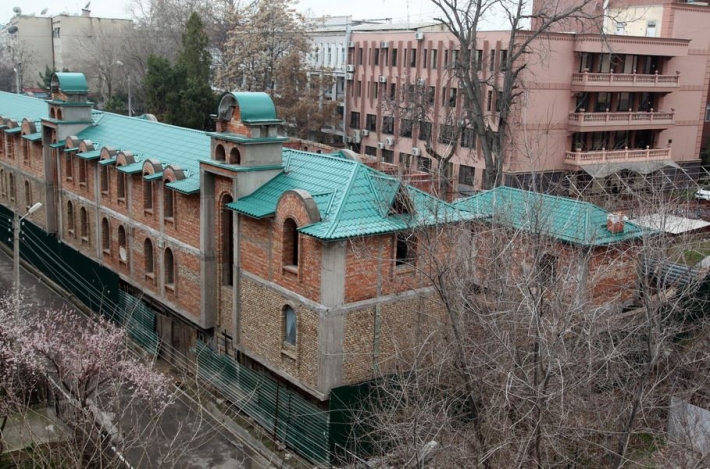Новое здание управления епархией и резиденции митрополита Викентия. Фото 2014 года. Общественной территории уже нет