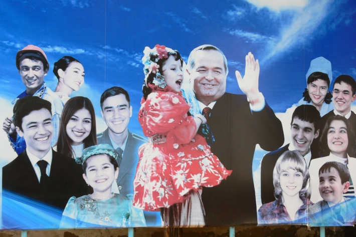 Ислам Каримов. Плакат на улице поселка Кибрай