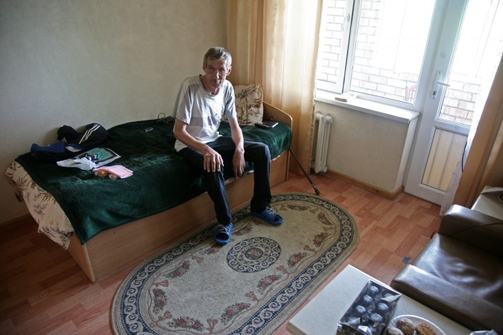 Геннадий Юртаев в своей новой комнате