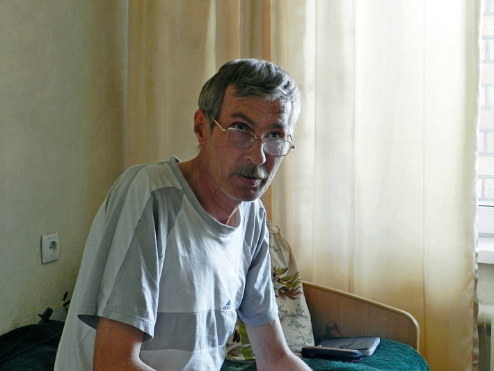 Геннадий Юртаев в своей новой комнате