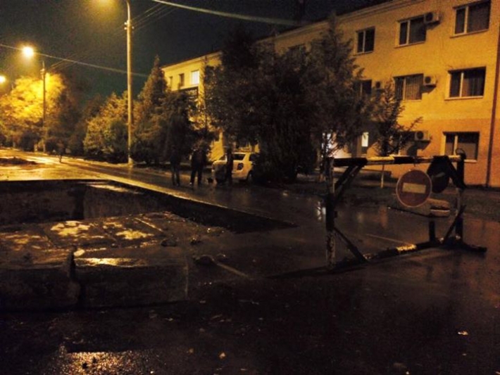 Ограждение перед ямой на дороге, светящихся знаков нет