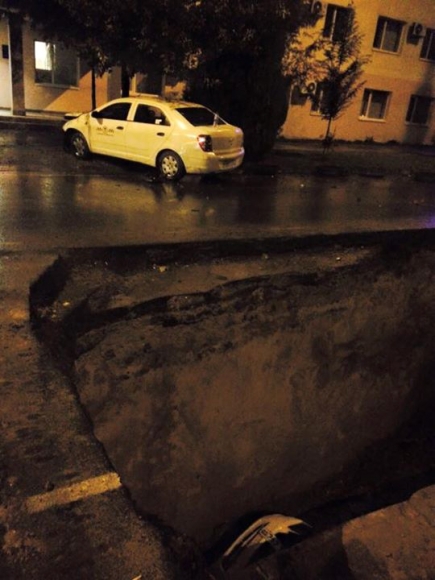Яма на дороге