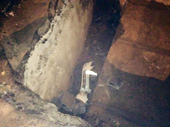 Автомобильный бампер в яме