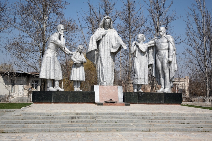 Памятник, снесенный в Гулистане, фото 2011 года