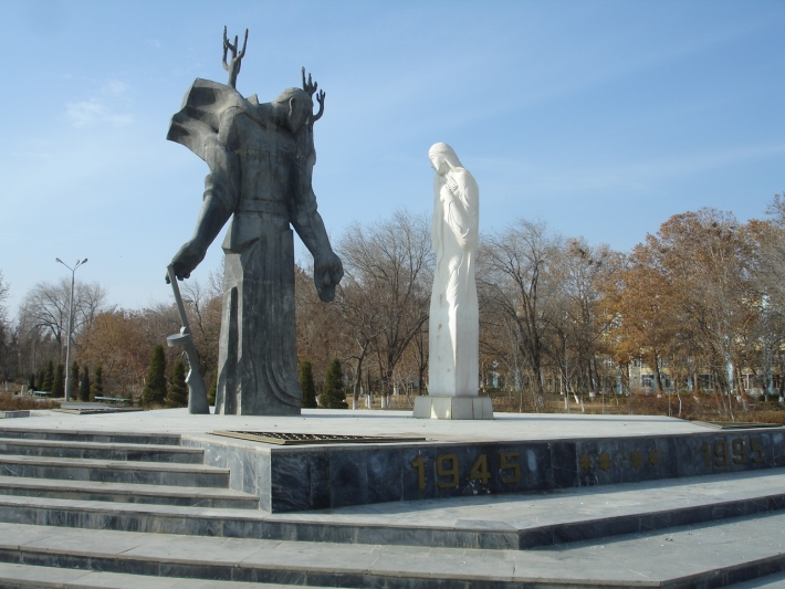 Памятник. снесенный в городе Навои