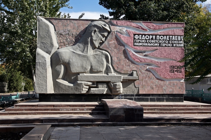 Памятник, снесенный в Красногорске. Фото 2012 года