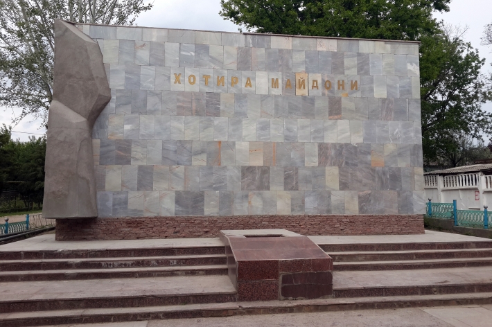 Стела со сбитым барельефом в Красногорске