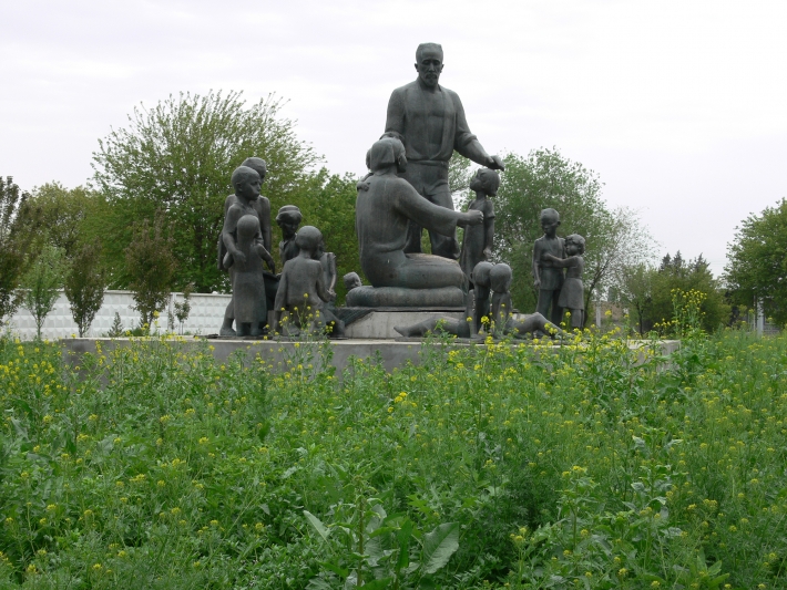 Памятник семье Шамахмудовых на новом месте. 2009 год